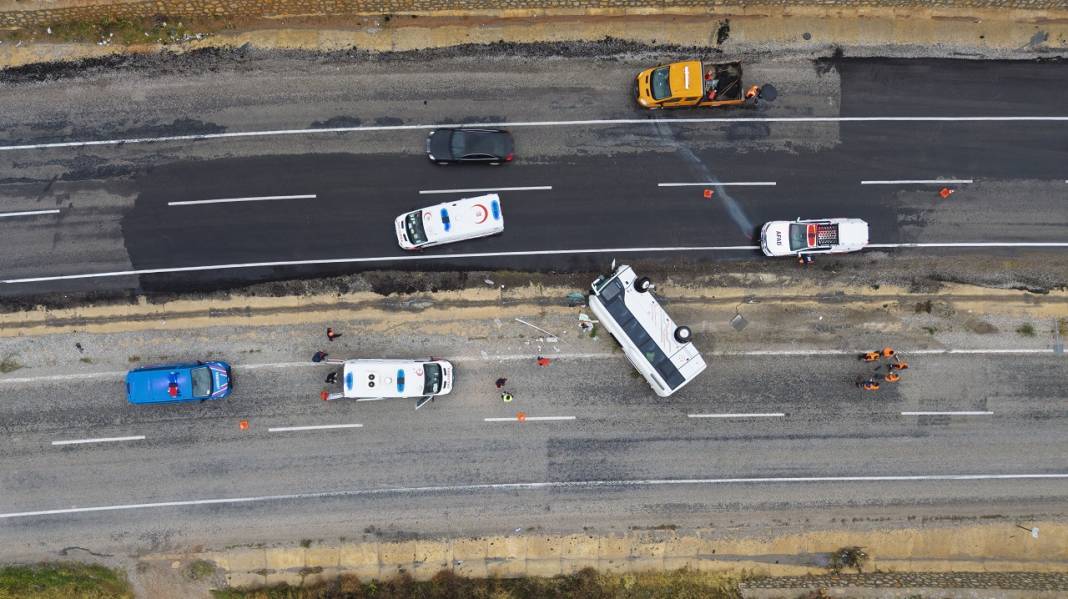 Konya-Kırıkkale yolunda işçi servisi devrildi: 15 yaralı var 2